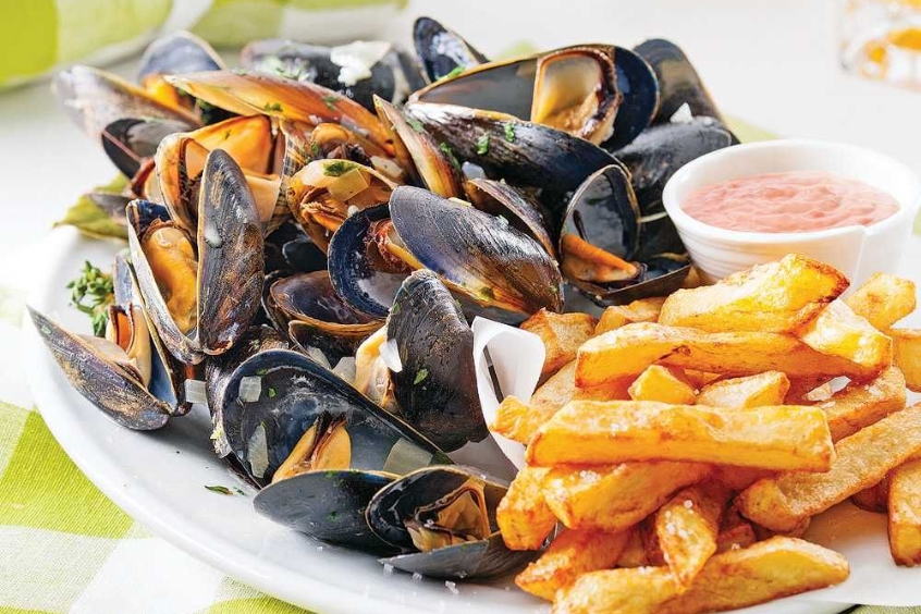 Món ăn đặc sản Moules-frites, hàu và khoai tây chiên, món ăn nổi tiếng của Bỉ.