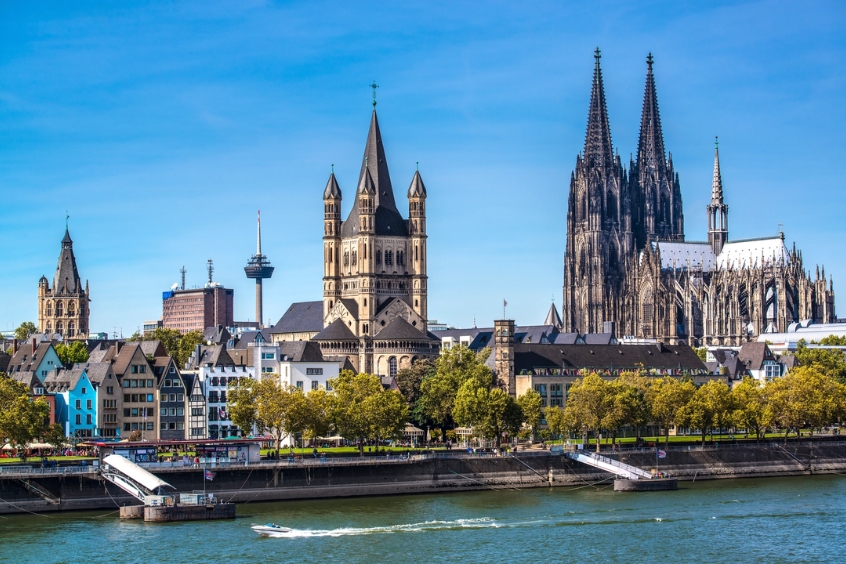 Toàn cảnh thành phố Cologne bên dòng sông Rhine, với nhà thờ Cologne Cathedral nổi bật phía xa.