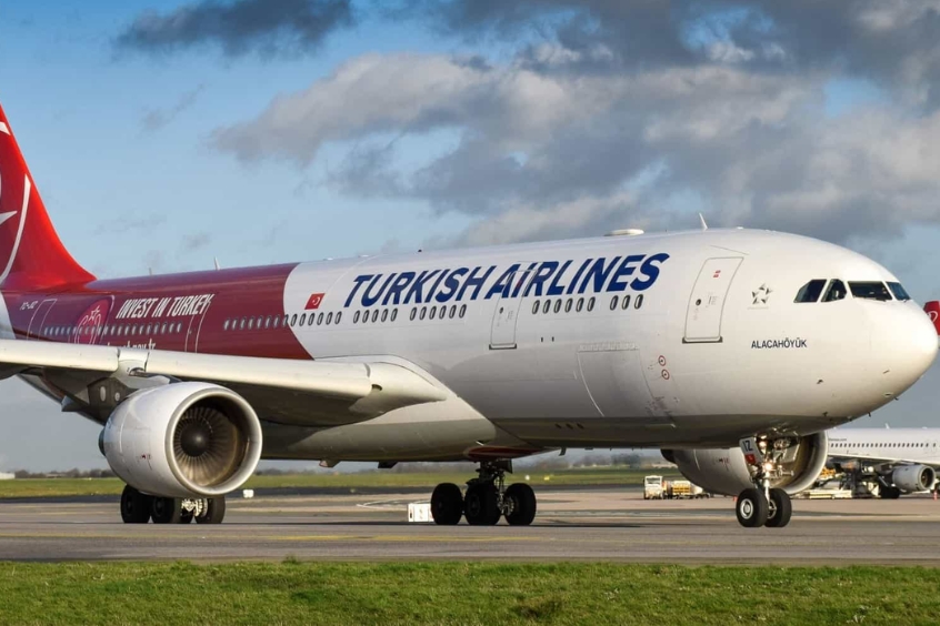 Máy bay Turkish Airlines đang di chuyển trên đường băng, chuẩn bị cất cánh.