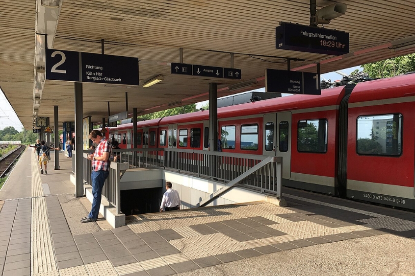 Ga tàu điện S-Bahn ở Cologne, với một chiếc tàu màu đỏ đang đón khách.