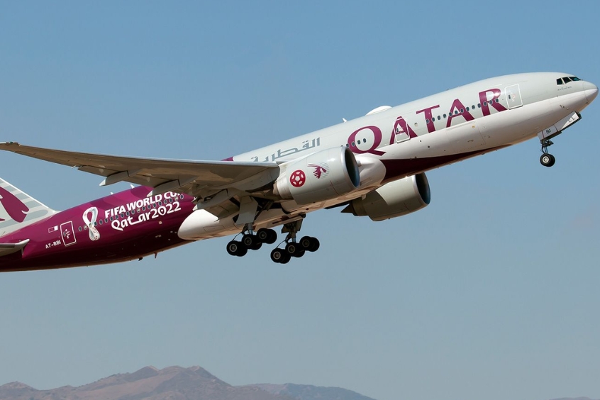 Máy bay Qatar Airways cất cánh, hướng tới một hành trình mới.