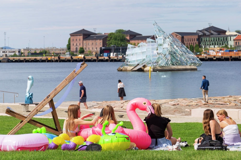 Cảnh quan thư giãn tại bờ biển Oslo với tác phẩm nghệ thuật hiện đại tạo điểm nhấn.