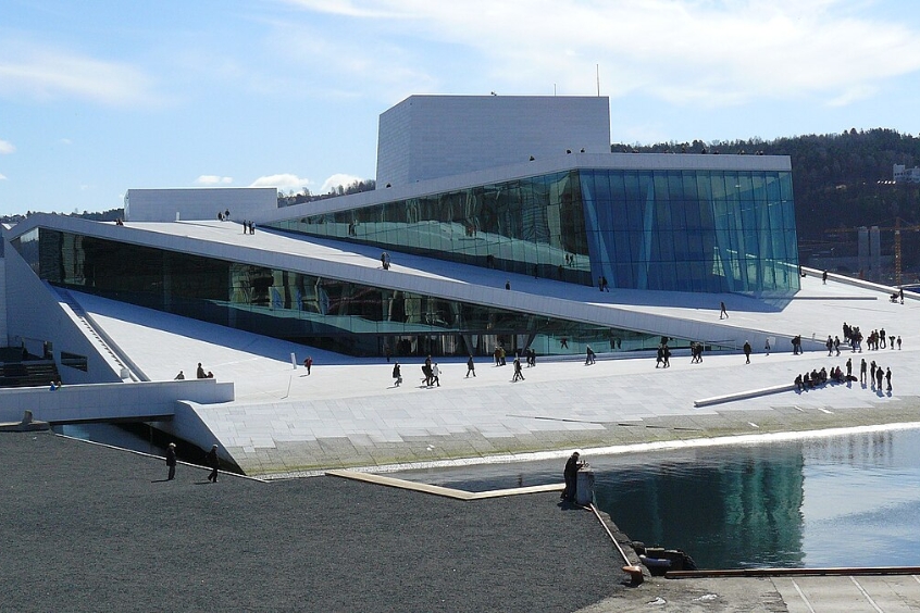 Nhà hát Opera Oslo với thiết kế hiện đại nằm ngay cạnh bờ biển, là một trong những công trình kiến trúc nổi bật của thành phố.