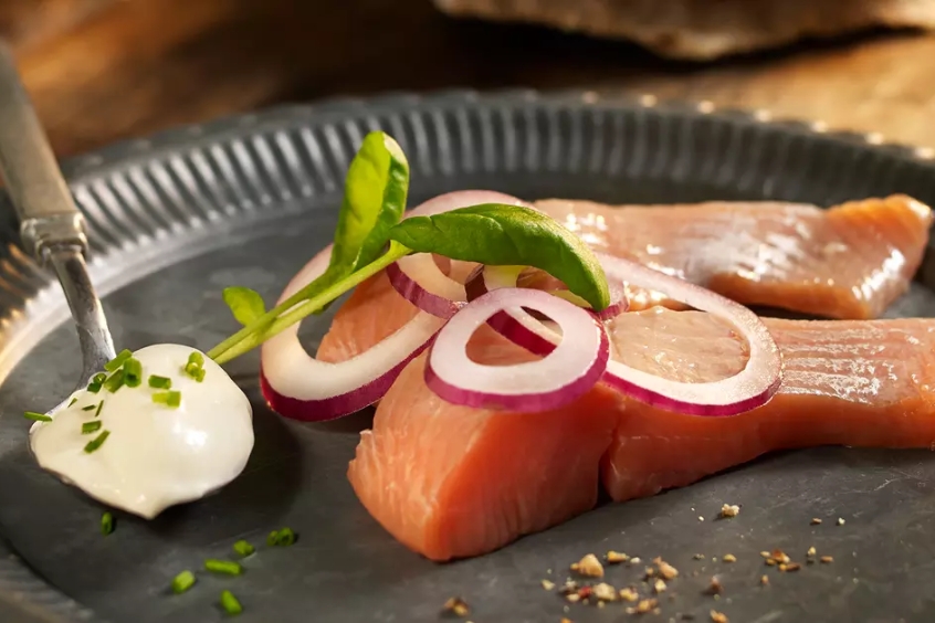 Món cá hồi tươi ngon của Na Uy được trang trí với hành tây và sốt kem, mang đậm phong vị Bắc Âu.