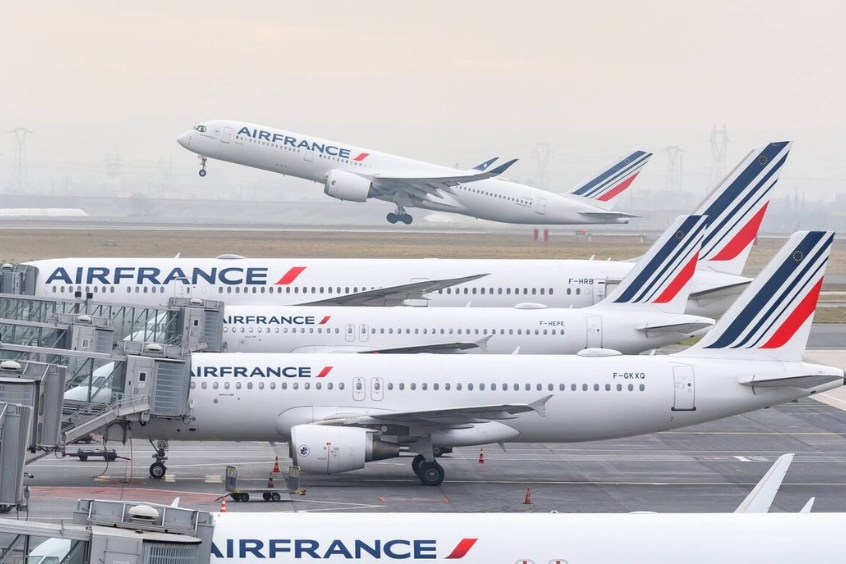 Máy bay Air France cất cánh, khởi đầu hành trình đến Pháp.