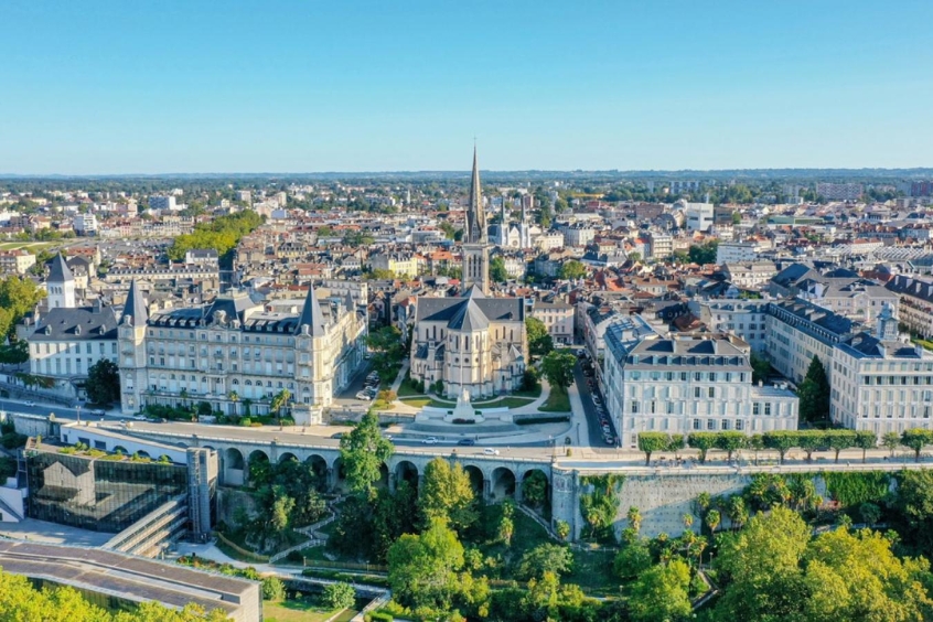 Toàn cảnh thành phố Pau với những tòa nhà cổ kính và kiến trúc đặc trưng của Pháp.