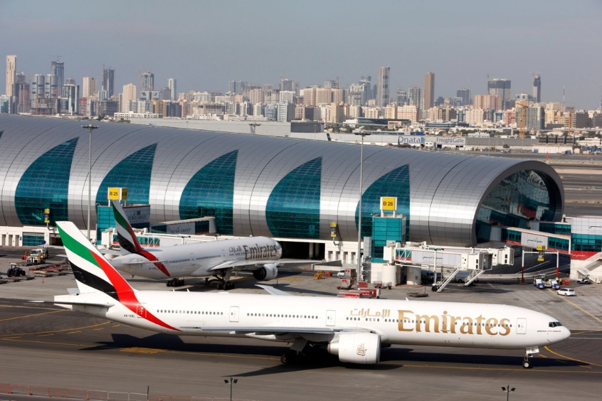 Máy bay Emirates cất cánh từ sân bay Dubai, điểm khởi đầu cho hành trình đến Prague.