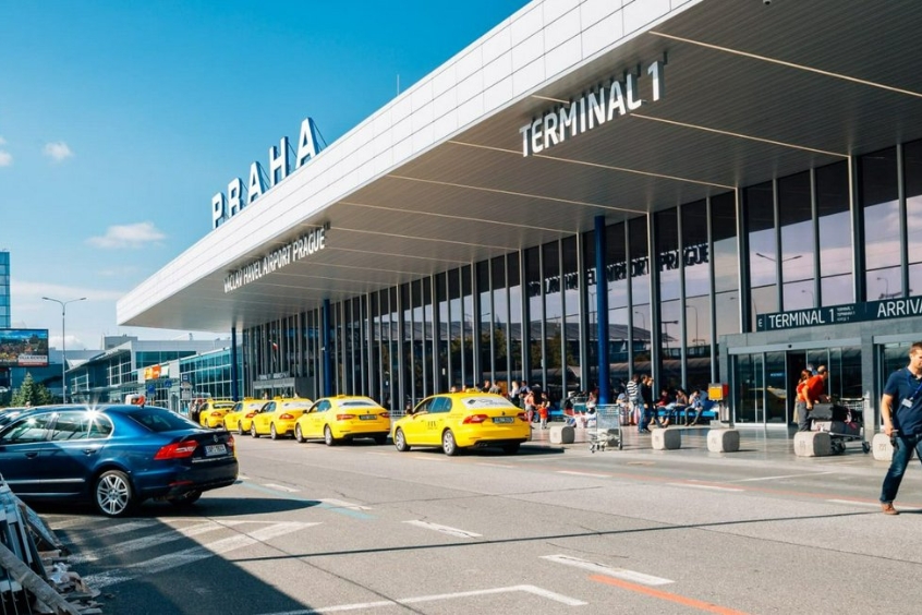 Taxi đỗ xếp hàng sẵn tại sân bay Václav Havel Prague, sẵn sàng phục vụ hành khách di chuyển vào thành phố.