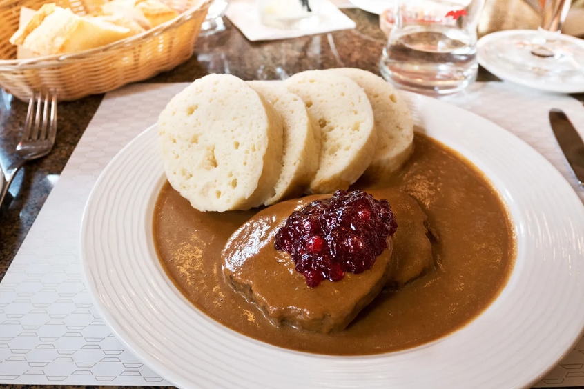 Món Svíčková, thịt bò hầm với sốt kem và bánh mì truyền thống, món ăn đặc trưng của Cộng hòa Séc.