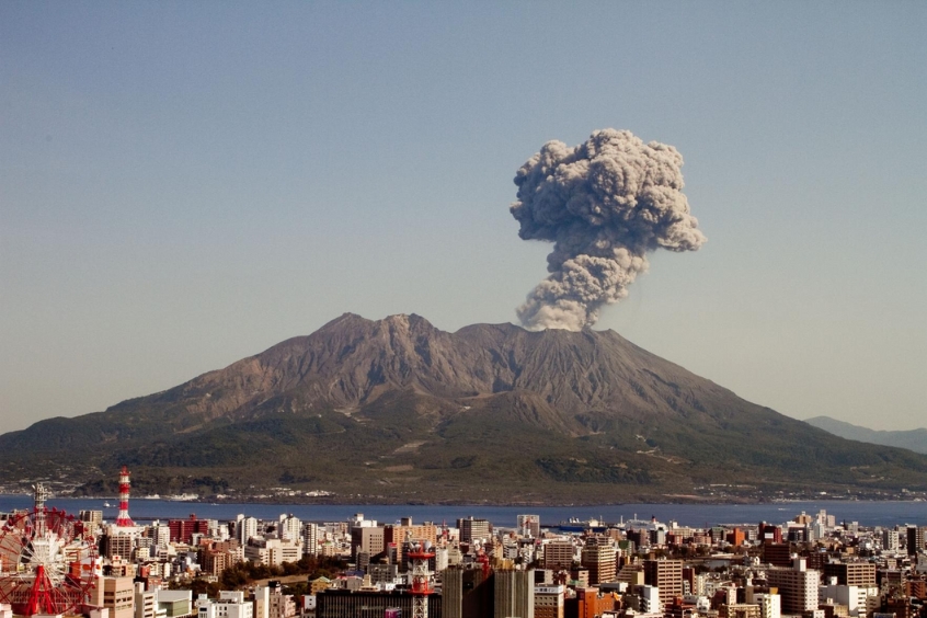 Núi lửa Sakurajima phun trào, khói bay lên trời