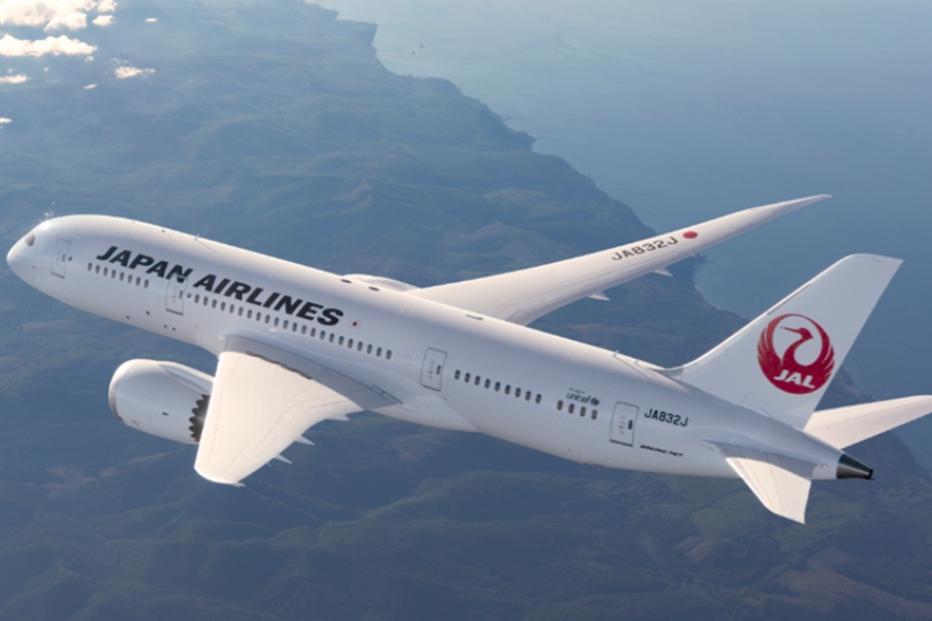 Hãng hàng không Japan Airlines bay trên bầu trời, vượt qua bờ biển để đi đến Kochi 