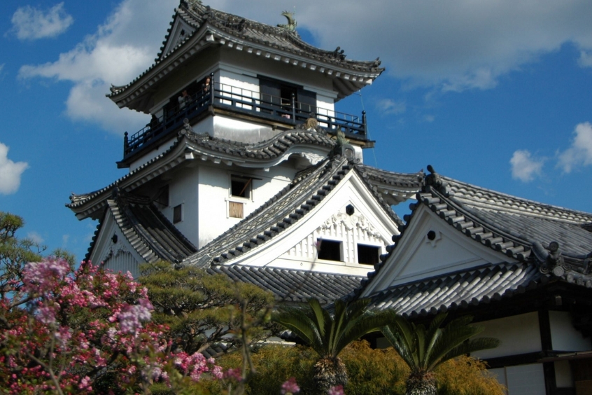 Lâu đài Kochi với kiến trúc Nhật Bản truyền thống, bao quanh là cây cối xanh tươi