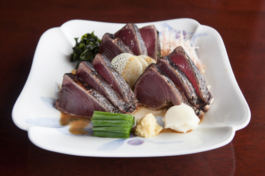 Katsuo no Tataki được phục vụ với các gia vị trong phong cách truyền thống Nhật Bản.