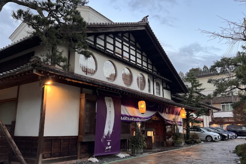 Cảnh đẹp của một nhà hàng Nhật Bản với thiết kế cổ điển và mái ngói truyền thống.