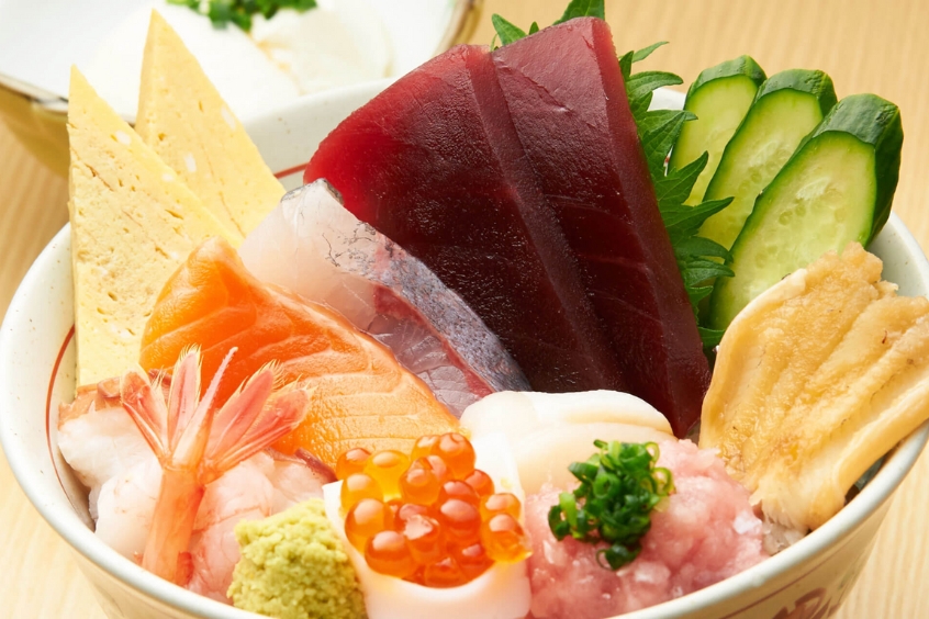 Món Kaga-ryori, một đặc sản ẩm thực truyền thống của khu vực Kaga, Nhật Bản, bao gồm các loại hải sản tươi ngon và nguyên liệu địa phương.