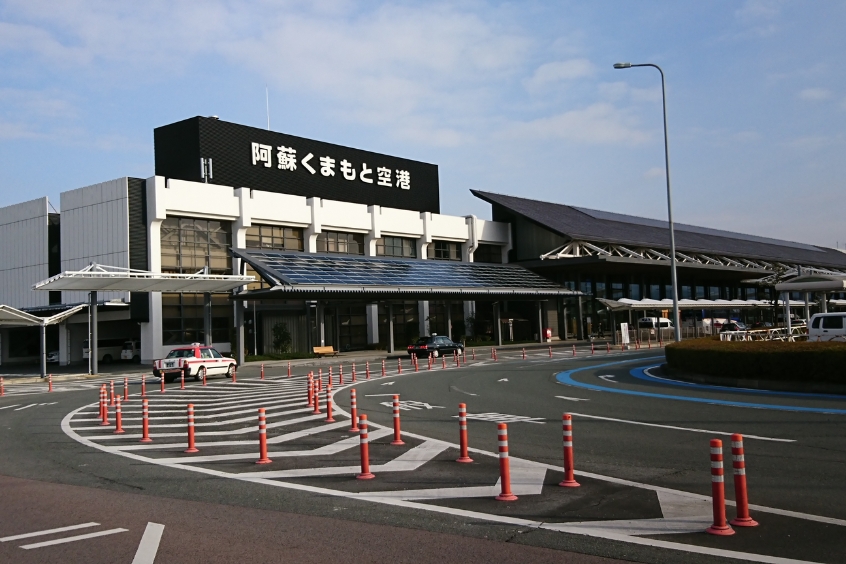 Cổng vào sân bay Kumamoto, Nhật Bản, với kiến trúc hiện đại.