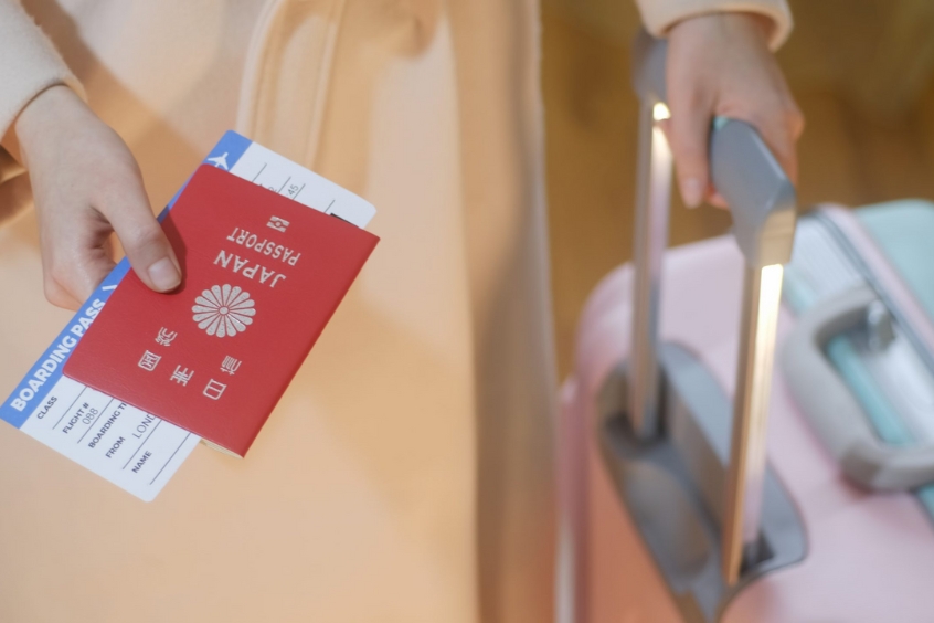 Người du lịch cầm hộ chiếu và vé máy bay sẵn sàng cho chuyến bay.