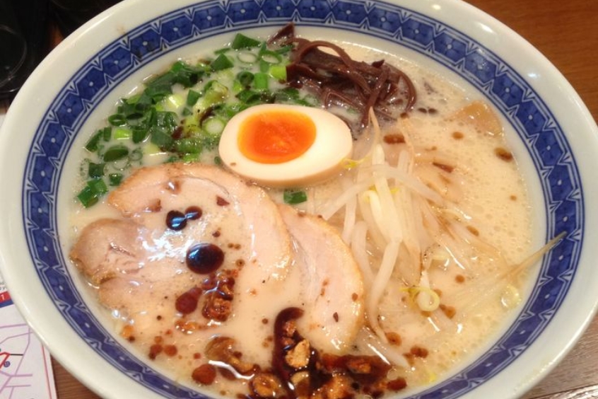 Tô ramen Nhật Bản với các nguyên liệu tươi ngon, gồm trứng luộc, thịt xá xíu, và rau thơm.