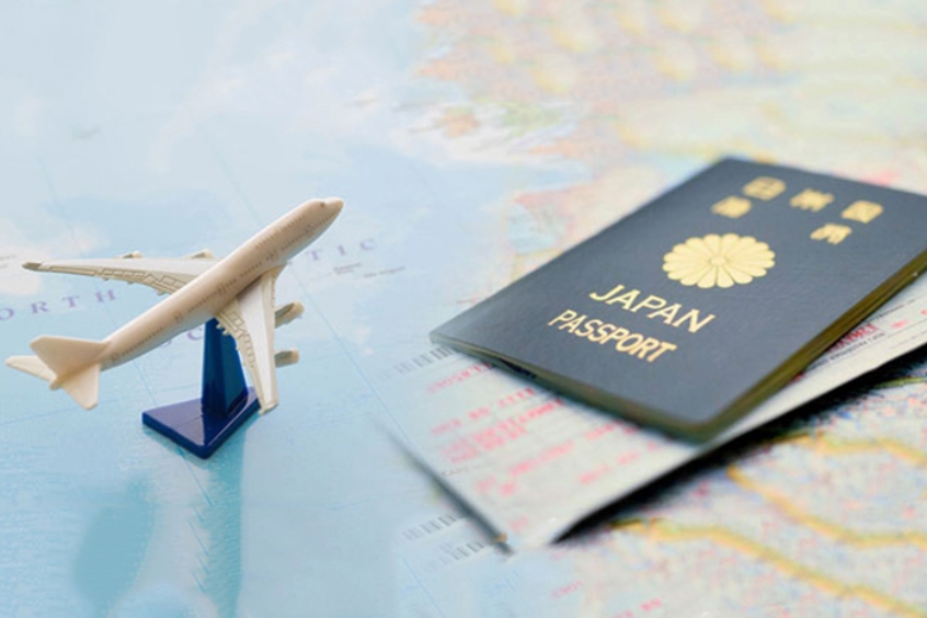 Hộ chiếu và mô hình máy bay trên bản đồ thế giới, chuẩn bị cho chuyến đi.