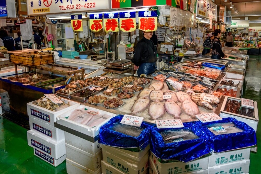 Chợ hải sản tại Kushiro, Nhật Bản, với các loại hải sản tươi sống bày bán.