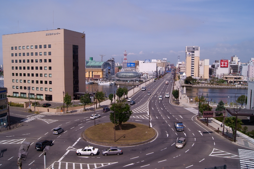 Cảnh thành phố Kushiro, Nhật Bản với đường phố và các tòa nhà hiện đại.