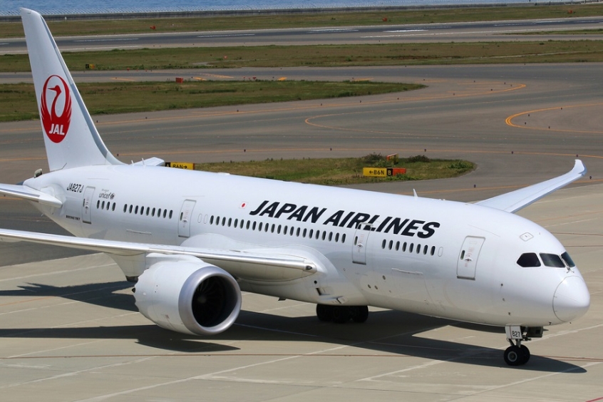 Máy bay của Japan Airlines đang hạ cánh tại sân bay, chuẩn bị đến Matsuyama.