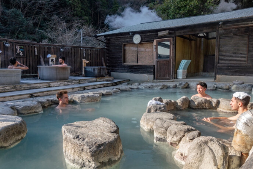Cảnh suối nước nóng truyền thống tại Nhật Bản, một trải nghiệm thư giãn tại Matsuyama.