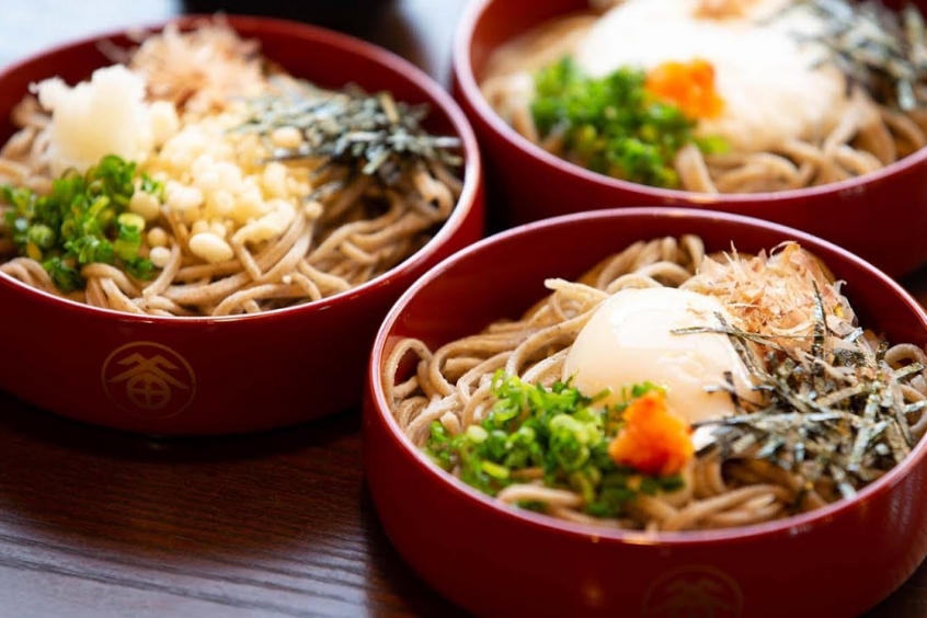 Món mì soba Nhật Bản, một đặc sản nổi tiếng của Matsuyama, với các nguyên liệu tươi ngon.