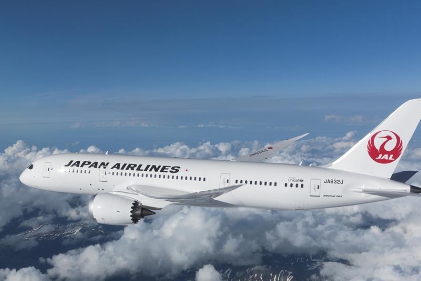 Máy bay của Japan Airlines bay qua bầu trời, chuẩn bị cho chuyến bay đến Memanbetsu.
