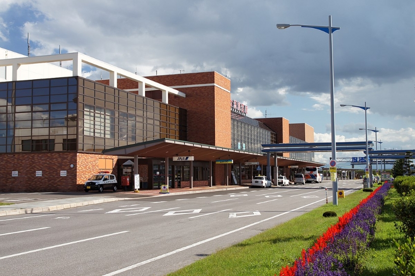 Sân bay Memanbetsu (MMB), Nhật Bản, với kiến trúc hiện đại và không gian xung quanh.