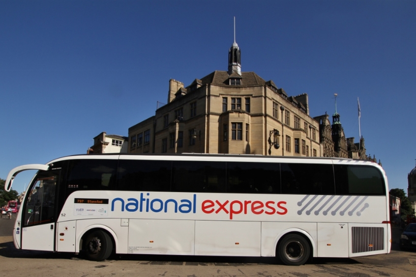 Xe bus National Express đang dừng tại một điểm dừng ở Oxford, sẵn sàng phục vụ hành khách.