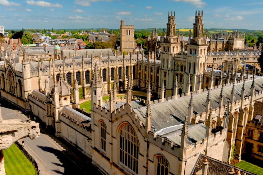 Một góc nhìn từ trên cao về trường đại học Oxford với các tòa nhà kiến trúc cổ điển.