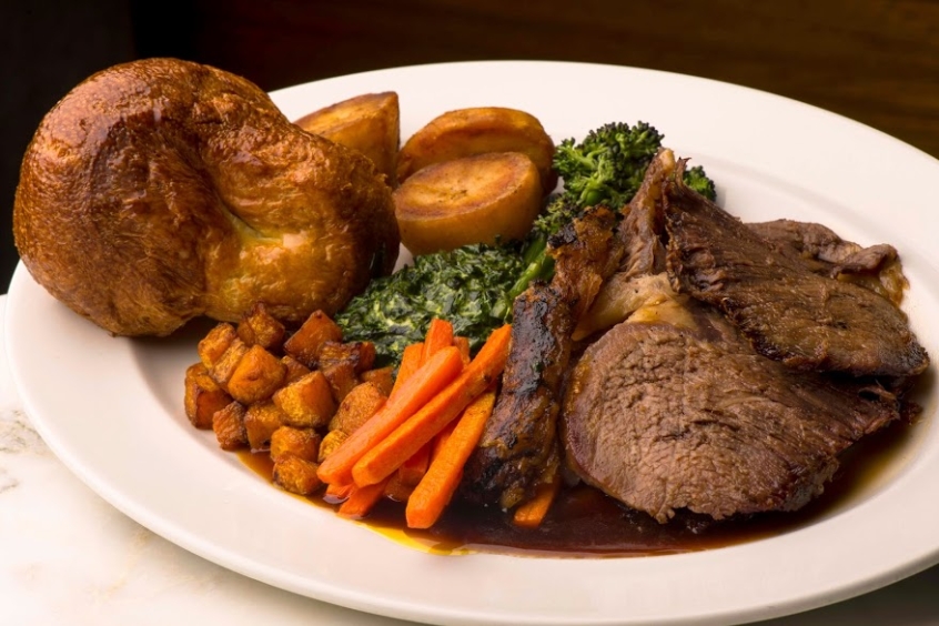 Món ăn truyền thống của Anh với thịt bò nướng, khoai tây chiên và rau củ, một phần của bữa ăn đặc trưng ở Oxford.