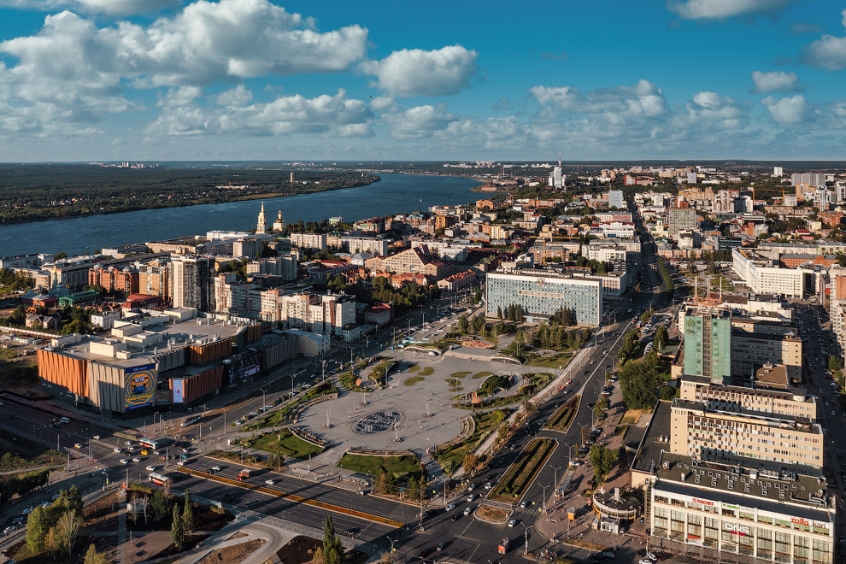 Toàn cảnh thành phố Perm với những tòa nhà hiện đại và khung cảnh thiên nhiên tuyệt đẹp bên sông.