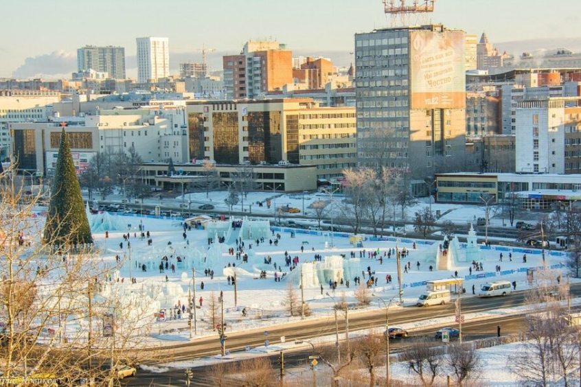 Mùa đông tại Perm với quảng trường băng và những người dân tham gia các hoạt động ngoài trời.