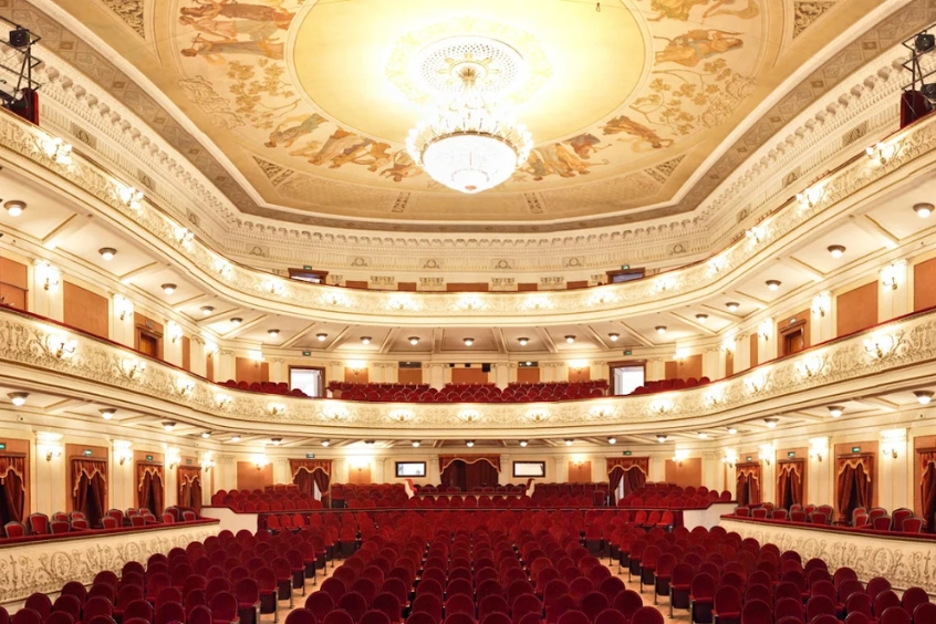 Nhà hát Perm với kiến trúc cổ điển và không gian nội thất sang trọng, nơi tổ chức các buổi biểu diễn nghệ thuật.