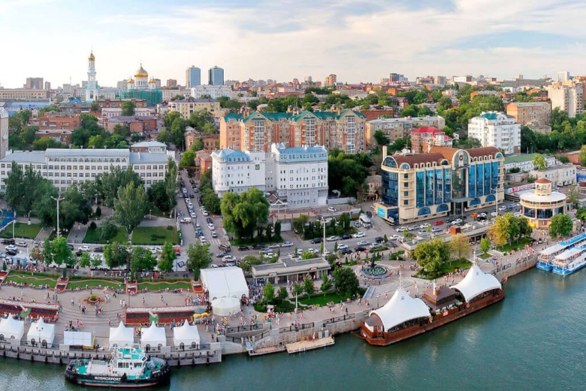  Toàn cảnh thành phố Rostov với những tòa nhà hiện đại và không gian xanh mát bên bờ sông.