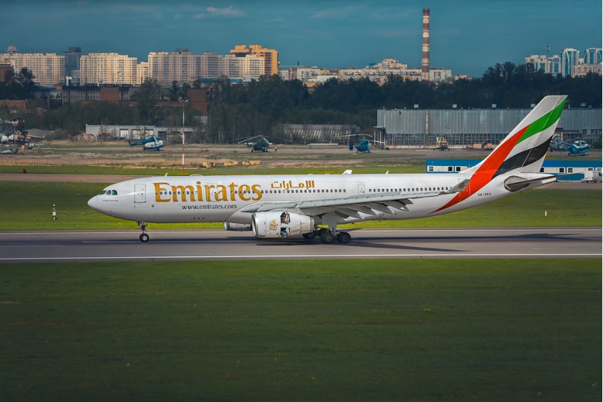 Máy bay Emirates đang di chuyển trên đường băng, sẵn sàng khởi hành đến Rostov.