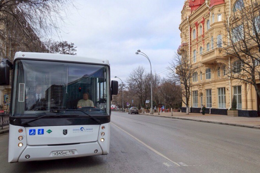 Xe bus di chuyển trên đường phố Rostov, đưa hành khách đến các điểm tham quan trong thành phố.