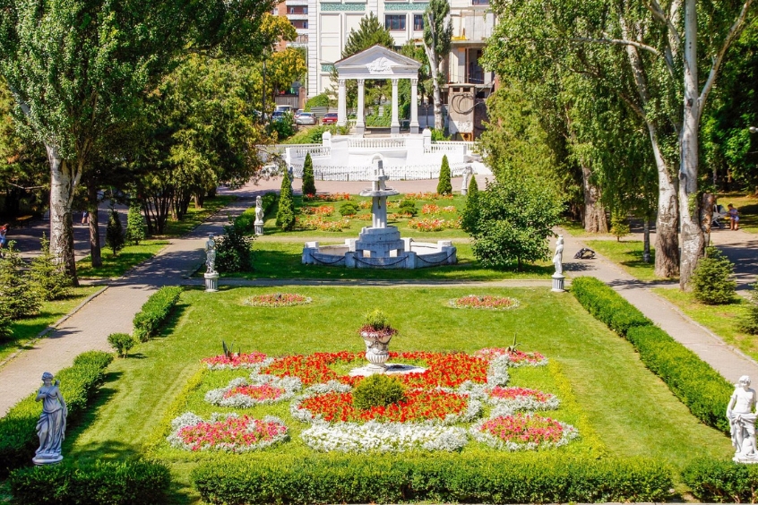 Công viên đẹp tại Rostov với thảm cỏ xanh mướt và các bức tượng nghệ thuật tạo điểm nhấn.