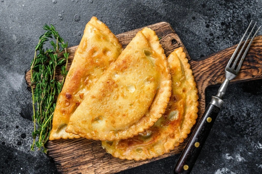 Món Pirozhki, bánh nướng nhân thịt và rau, đặc sản nổi tiếng của Rostov và vùng Đông Nam nước Nga.