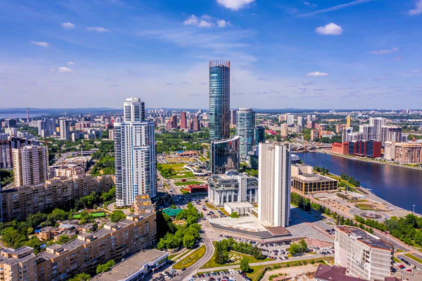 Toàn cảnh thành phố Yekaterinburg với các tòa nhà chọc trời và con sông uốn quanh.