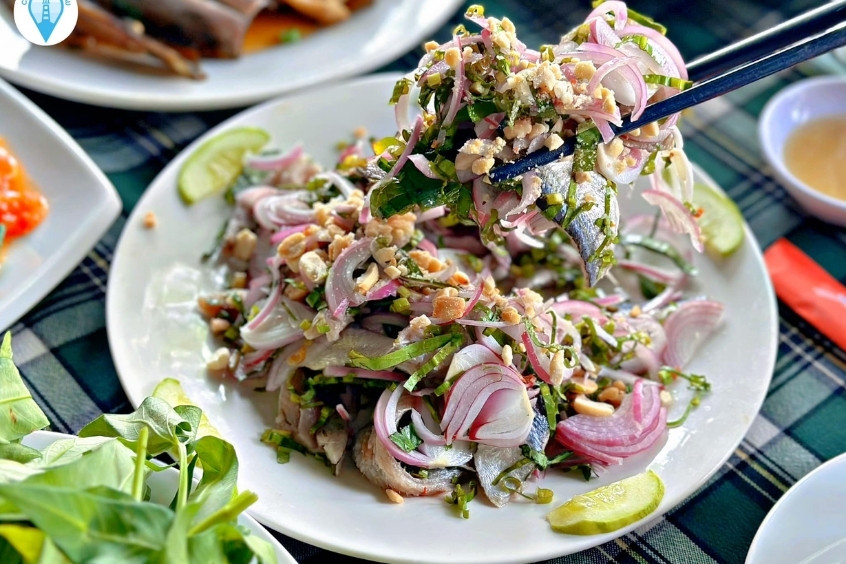 Đĩa gỏi cá trích đặc sản Phú Quốc với hành tím, rau rừng và đậu phộng, đặc trưng của ẩm thực đảo ngọc (Nguồn: Internet)