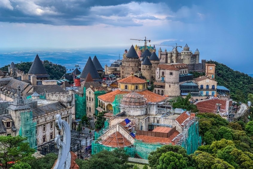 Bà Nà Hills hiện lên như cổ tích với kiến trúc châu Âu giữa mây núi hùng vĩ (Nguồn: Internet)