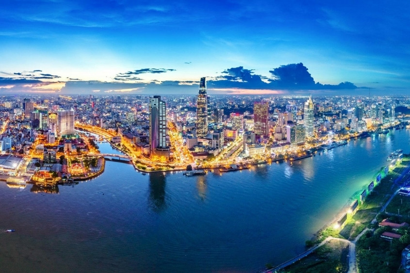 Toàn cảnh trung tâm TP. Hồ Chí Minh về đêm với sông Sài Gòn uốn lượn và những tòa nhà chọc trời rực rỡ ánh đèn (Nguồn: Internet)