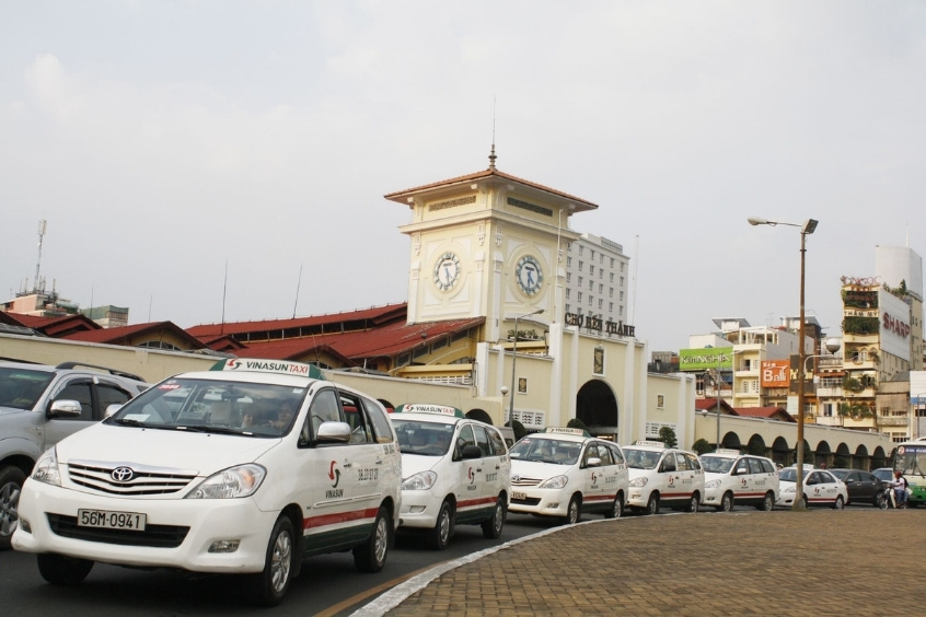 Hàng dài taxi Vinasun đậu phía trước chợ Bến Thành, phương tiện phổ biến từ sân bay Tân Sơn Nhất về trung tâm TP. Hồ Chí Minh (Nguồn: Internet)
