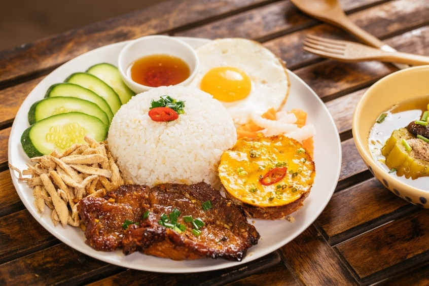 Đĩa cơm tấm sườn bì chả hấp dẫn với trứng ốp la, mỡ hành và chén nước mắm, món ăn đặc trưng của ẩm thực đường phố Sài Gòn (Nguồn: Internet)