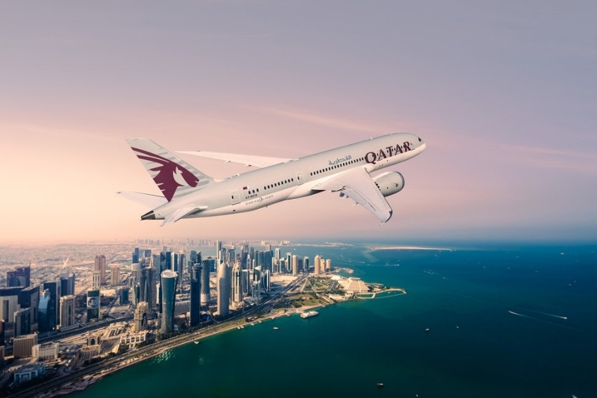 Máy bay của hãng Qatar Airways bay trên nền trời Doha, đại diện cho hãng hàng không nổi bật khai thác chặng Hà Nội – Doha (Nguồn: Internet)