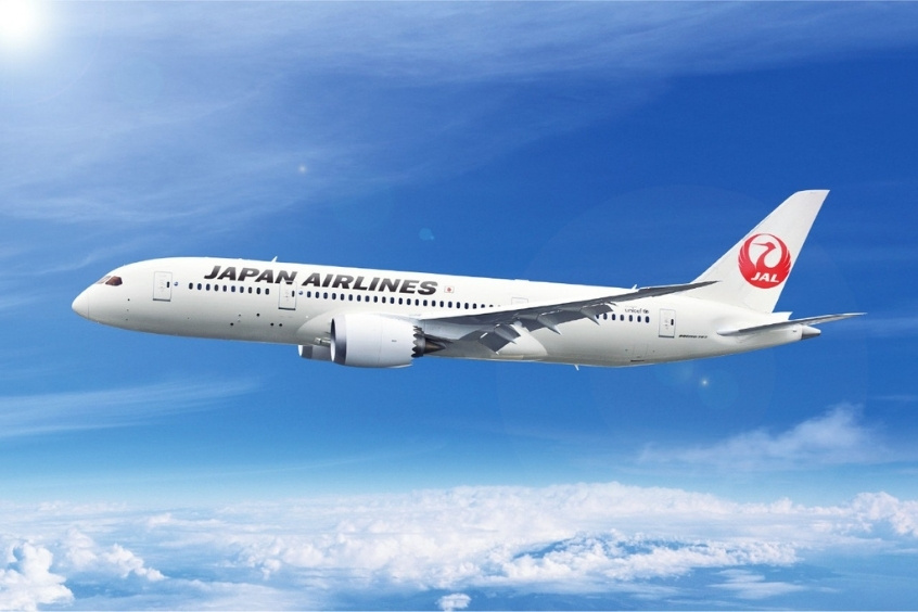 Máy bay Japan Airlines bay trên nền trời xanh, đại diện cho các hãng hàng không khai thác đường bay Hà Nội, Tokyo (Nguồn: Internet)