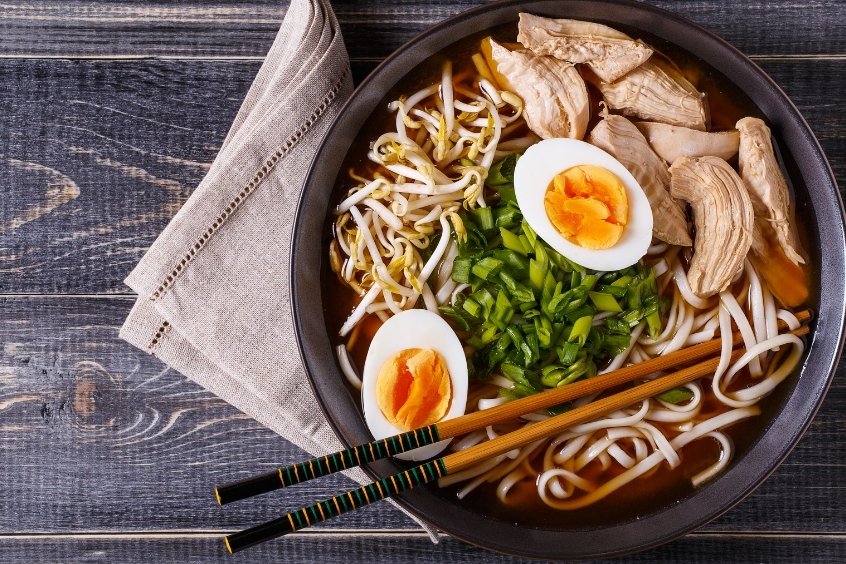 Tô mì ramen với trứng luộc, thịt gà, giá đỗ và hành lá, đặc trưng ẩm thực truyền thống của Tokyo (Nguồn: Internet)